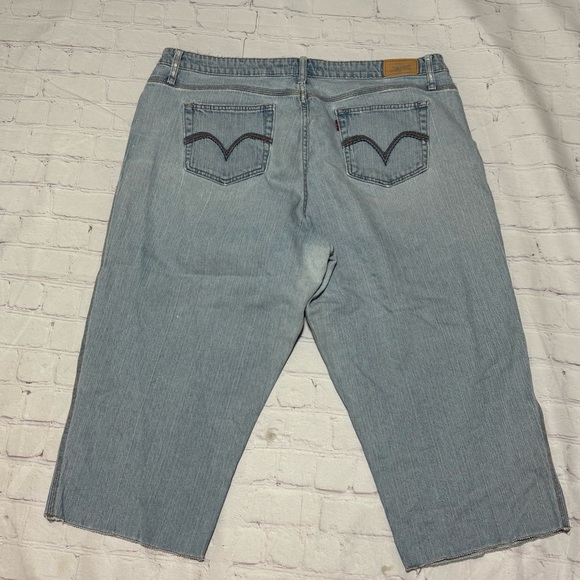 Levi’s 515 Capri Light Blue lightly distressed Denim jeans Women’s Plus size 40 - Picture 2 of 15